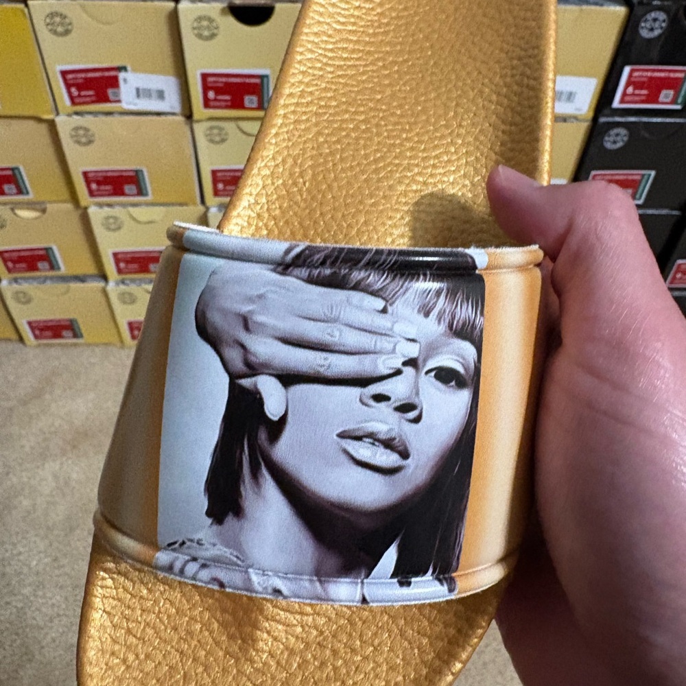Size 5 Women’s - Cross Colours Left Eye Legacy Gold TLC Lisa Lopes Rare Gold